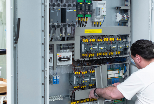 Монтаж шкафа управления